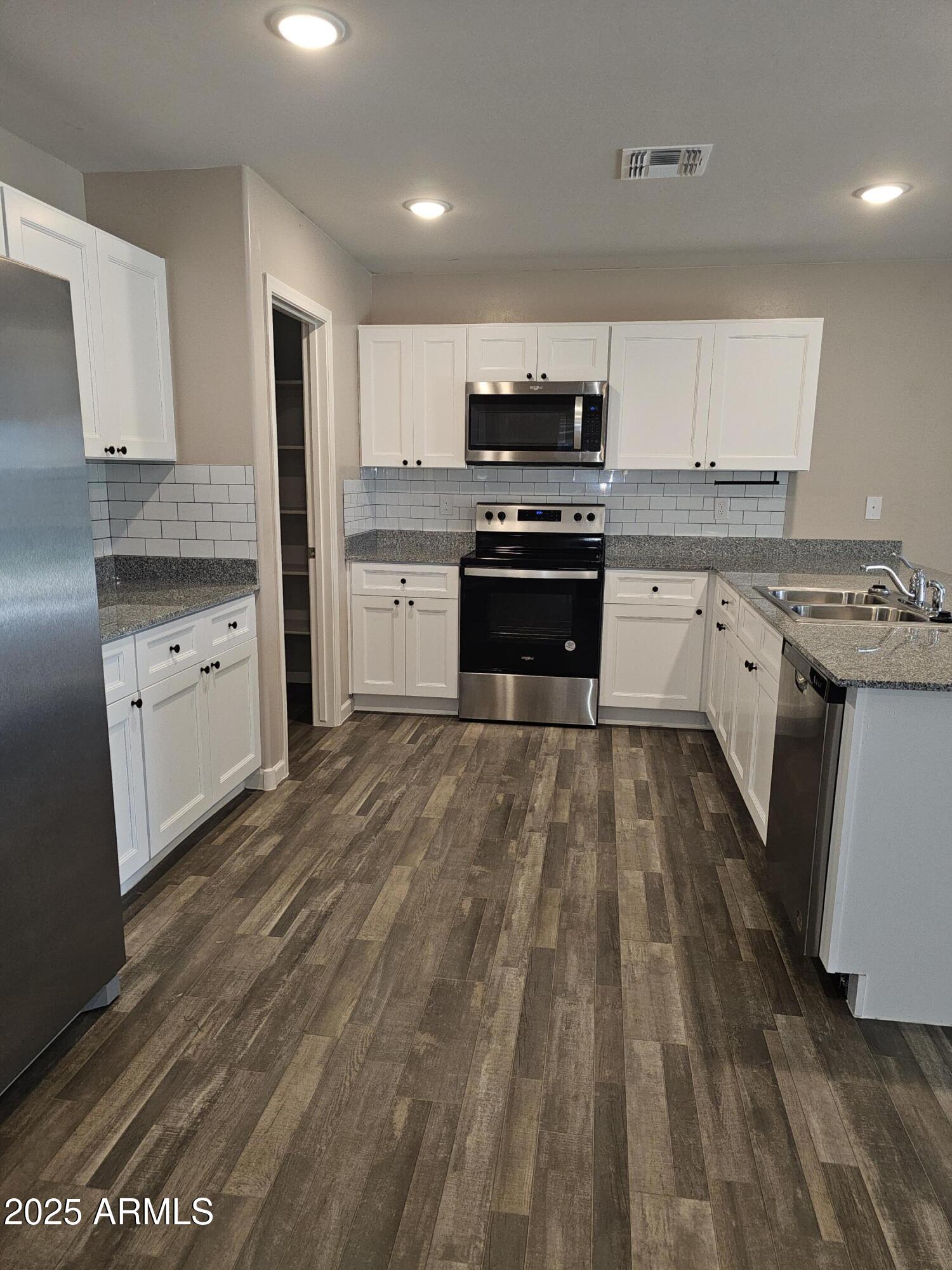 1413 Sheep Wash Way Benson, AZ 85602 - Photo 4 of 18 KITCHEN
