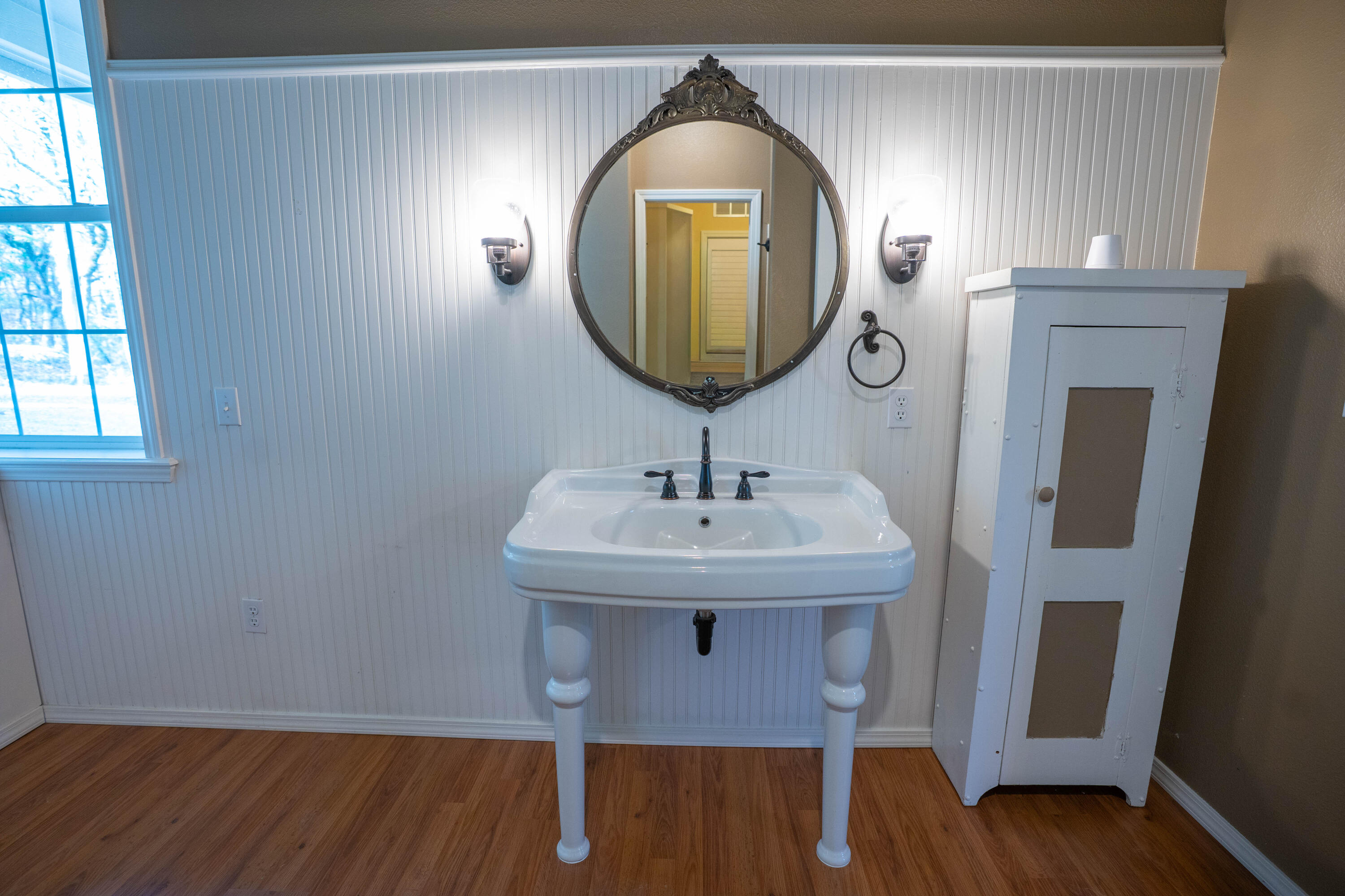 2080 Swingle Road Trail, OR 97541 - Photo 14 of 52 Primary en suite sink and storage.