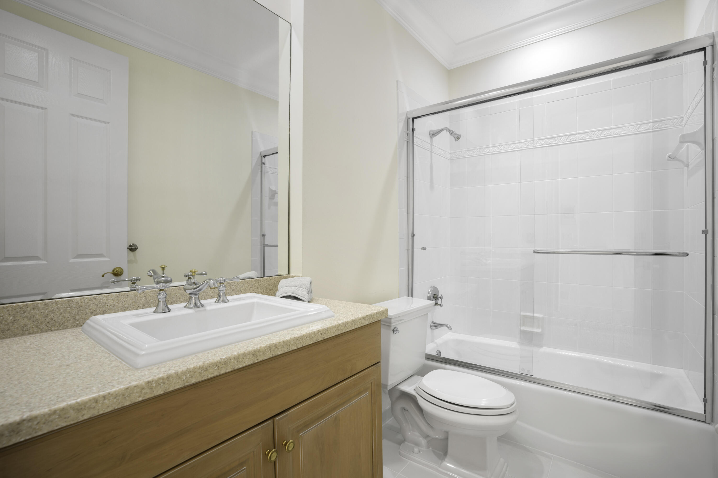 2875 Marina Circle Lighthouse Point, FL 33064 - Photo 23 of 47 En suite bath Guest 3 3rd floor
