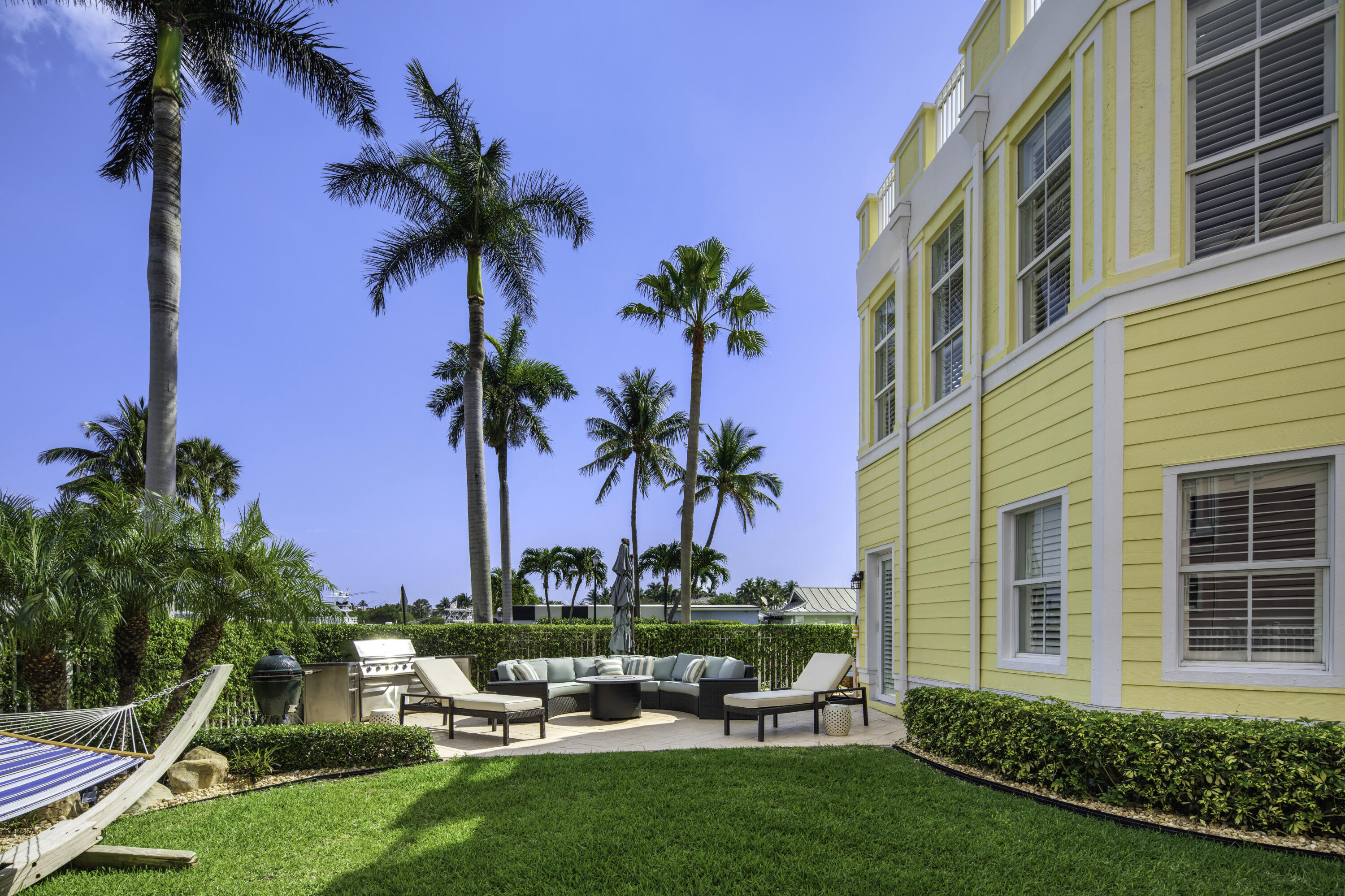 2875 Marina Circle Lighthouse Point, FL 33064 - Photo 33 of 47 Outdoor yard