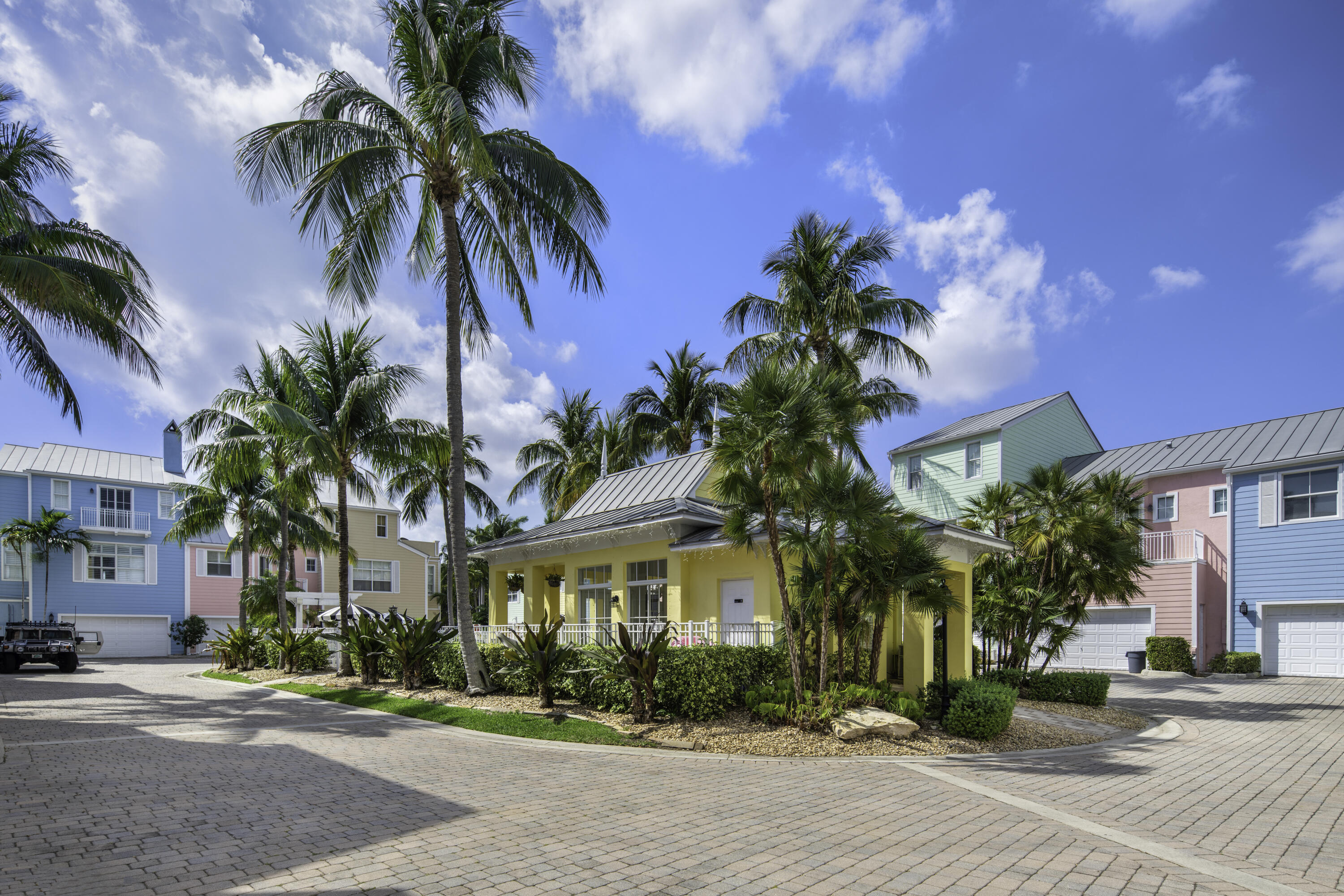2875 Marina Circle Lighthouse Point, FL 33064 - Photo 34 of 47 Clubhouse in courtyard