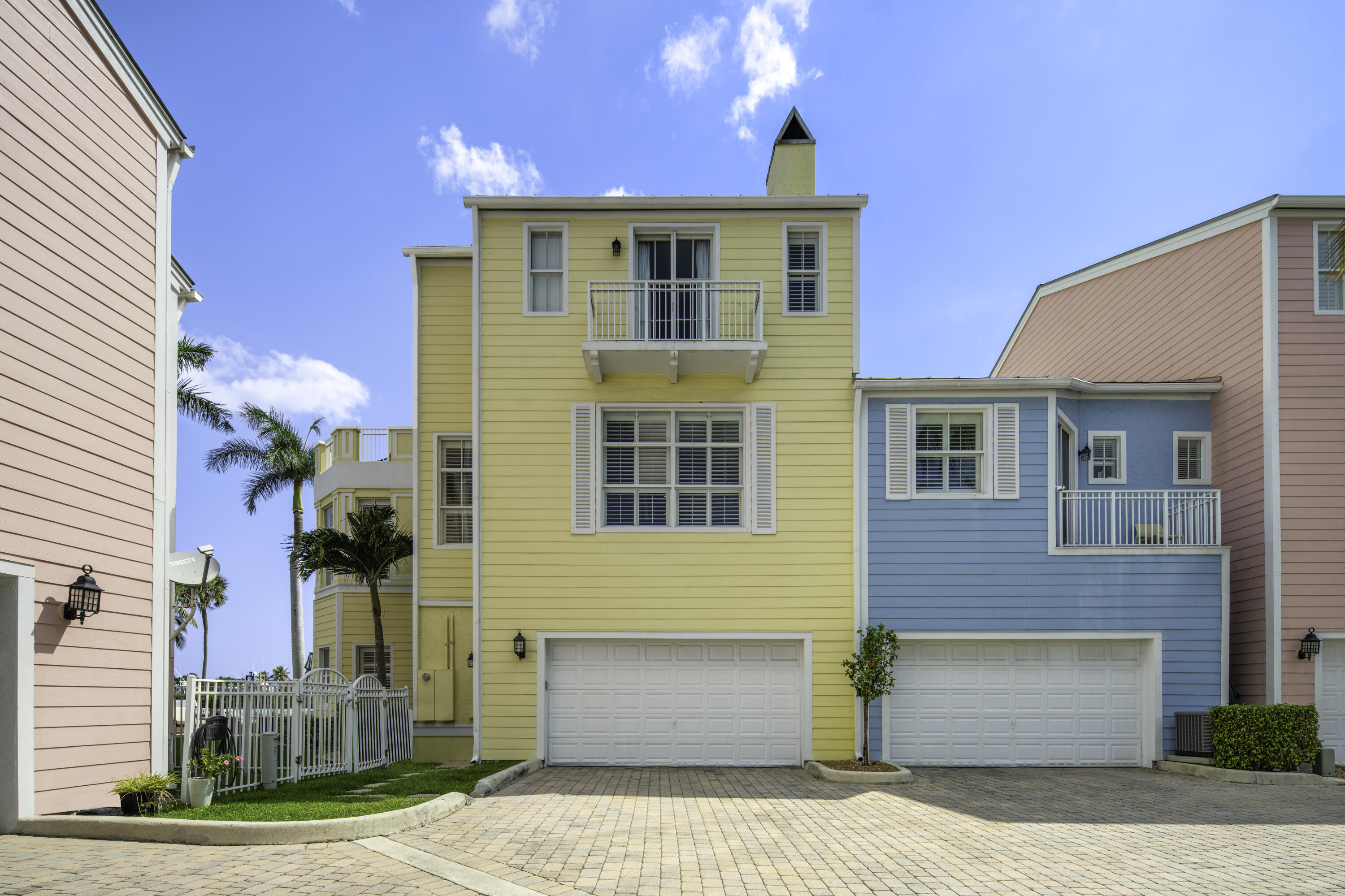 2875 Marina Circle Lighthouse Point, FL 33064 - Photo 36 of 47 View from inside courtyard