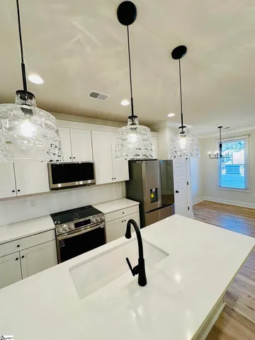 $399,900 | 9 Hawthorne Lane, Unit 102, Greenville, SC 29605