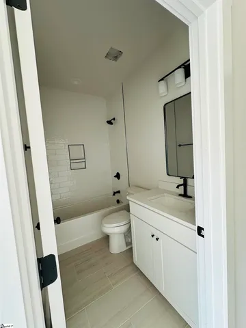 $399,900 | 9 Hawthorne Lane, Unit 102, Greenville, SC 29605