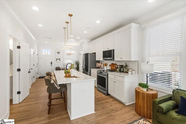 $399,900 | 9 Hawthorne Lane, Unit 102, Greenville, SC 29605