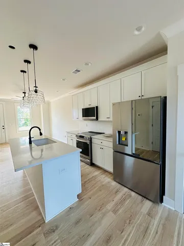 $399,900 | 9 Hawthorne Lane, Unit 102, Greenville, SC 29605