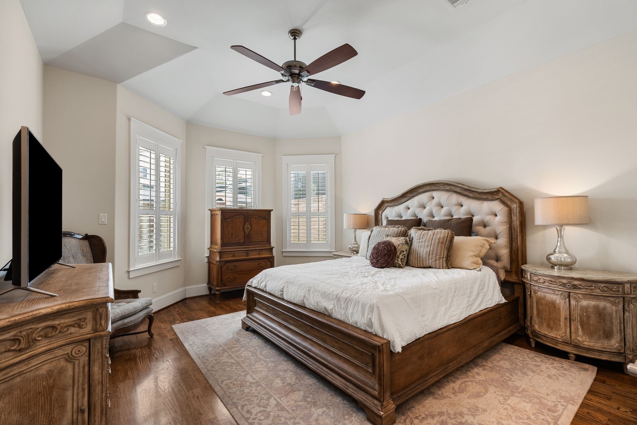 1217 Chippendale Road Houston, TX 77018 - Photo 20 of 42 Privately tucked toward the back of the first floor, the desirable primary suite offers a peaceful retreat w/ high ceilings, bay windows w/ plantation shutters, recessed lighting, & ceiling fan. Generous proportions easily accommodate substantial bedroom furnishings while maintaining a comfortable, spacious feel.