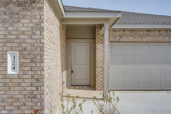 $2,200 | 324 Rock Spgs Drive, Marble Falls, TX 78654