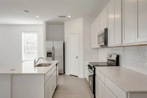 $2,200 | 324 Rock Spgs Drive, Marble Falls, TX 78654