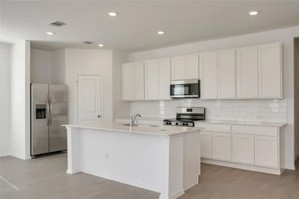 $2,200 | 324 Rock Spgs Drive, Marble Falls, TX 78654