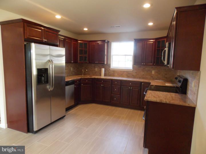 50 Inland Road Levittown, PA 19057 - Photo 5 of 20 Kitchen