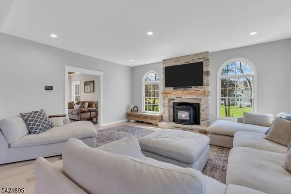 $899,999 | 14 Misty Lane, Andover, NJ 07821