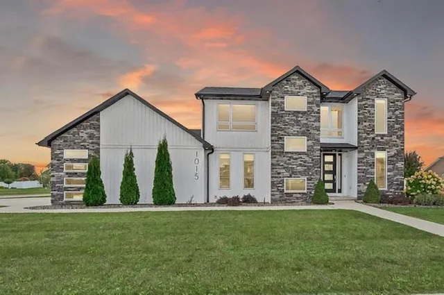 $679,900 | 1015 Nutmeg Drive, De Pere, WI 54115