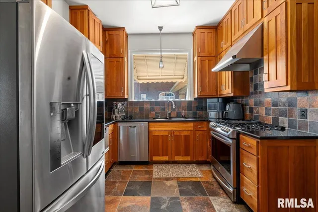 $230,000 | 216 West Poplar Street, Harrisburg, IL 62946