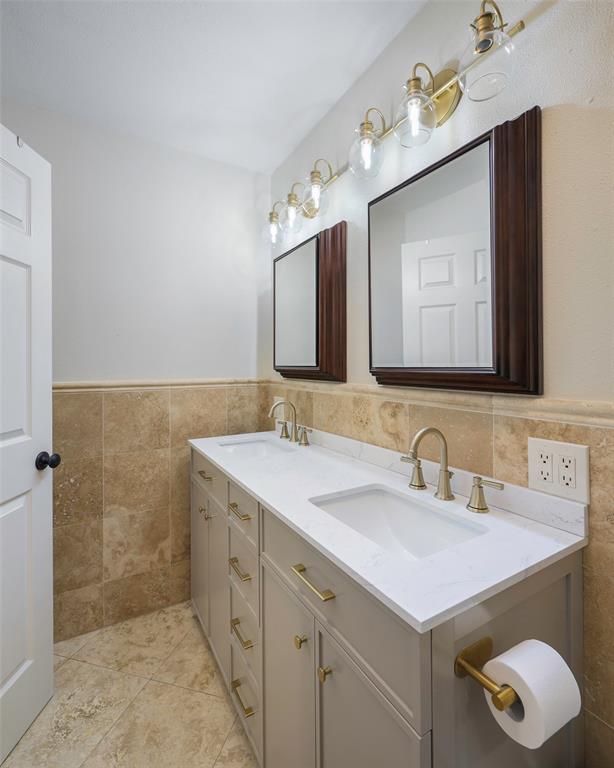 5810 Galaxie Road Garland, TX 75044 - Photo 15 of 33 a bathroom with a sink vanity and mirror