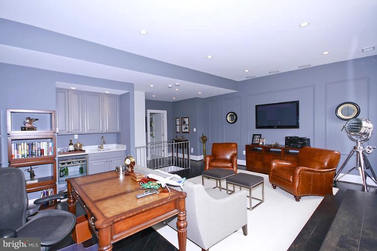 1736 R Street Northwest Washington, DC 20009 - Photo 15 of 30 Family Room