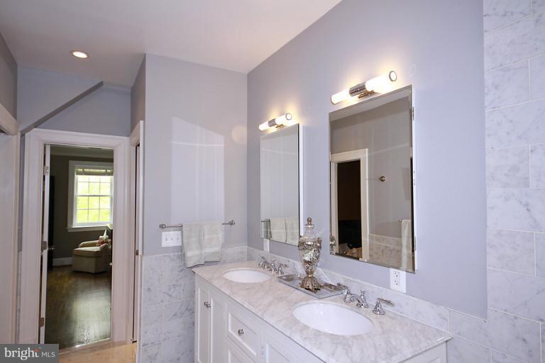 1736 R Street Northwest Washington, DC 20009 - Photo 25 of 30 Bath (Master)