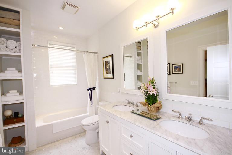 1736 R Street Northwest Washington, DC 20009 - Photo 10 of 30 Bath