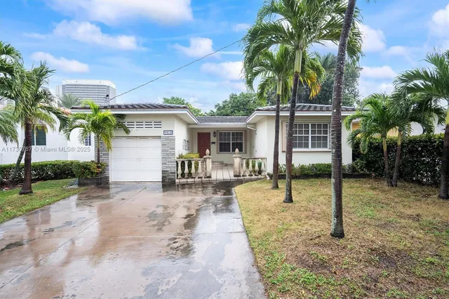 a view of a house with backyard and sitting area
