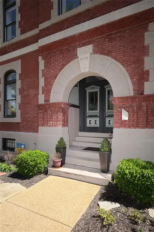 $375,000 | 2330 South 12th Street, Unit 102, St. Louis, MO 63104