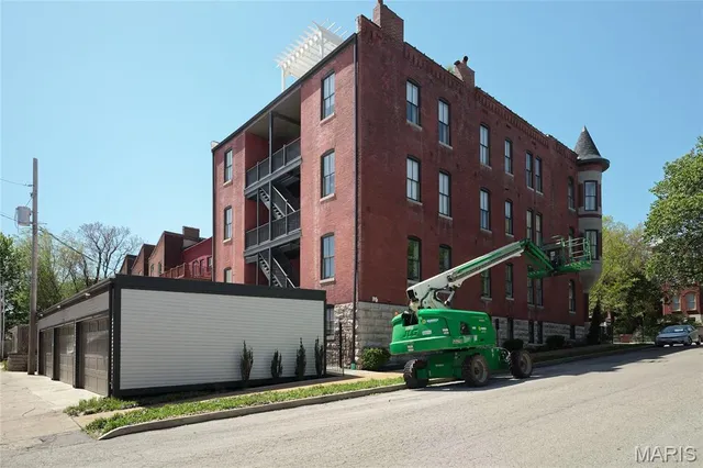 $375,000 | 2330 South 12th Street, Unit 102, St. Louis, MO 63104