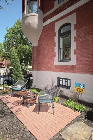 $375,000 | 2330 South 12th Street, Unit 102, St. Louis, MO 63104