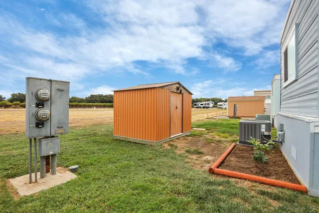 a view of a backyard