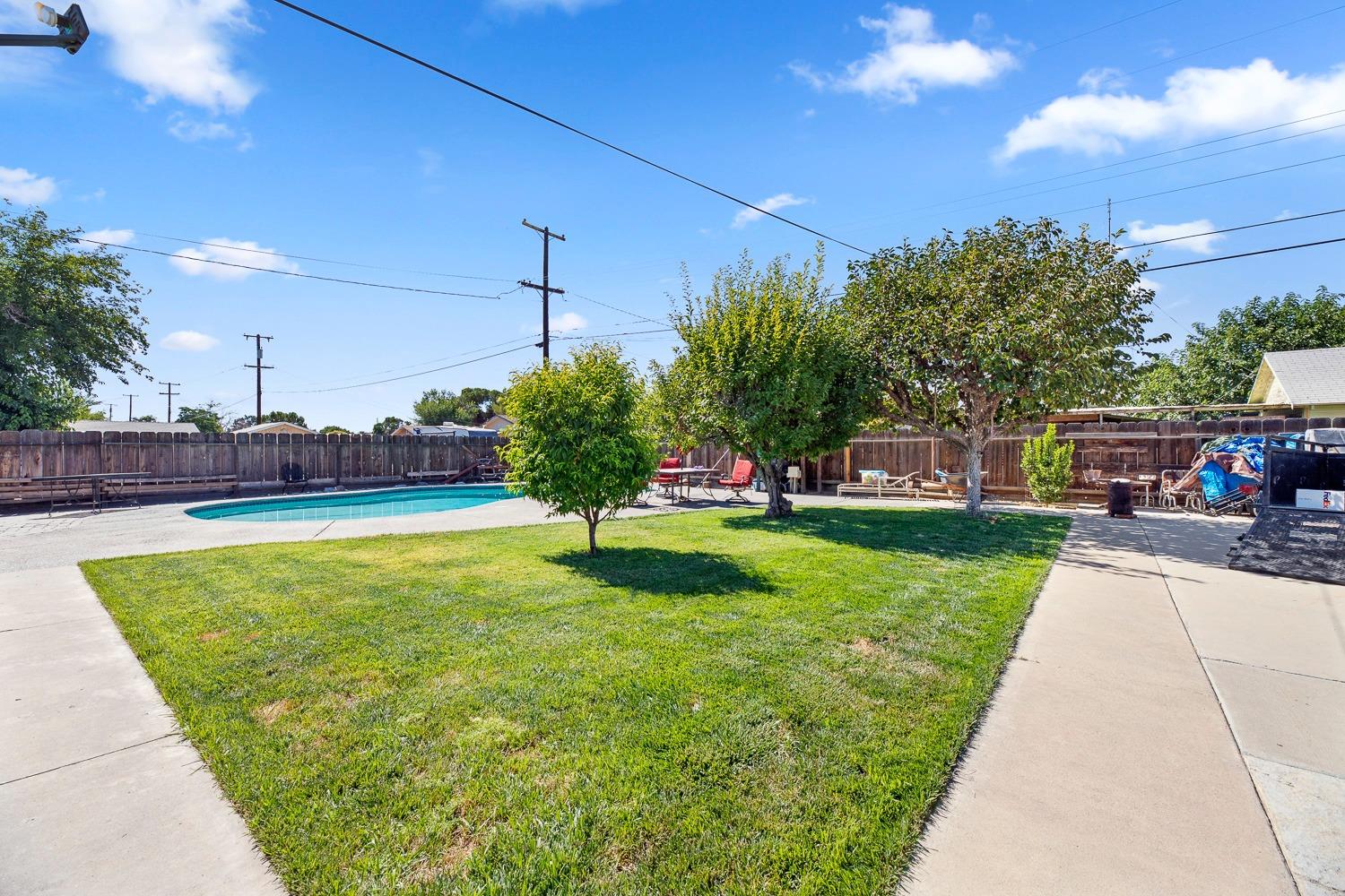 305 Monroe Street Coalinga, CA 93210 - Photo 38 of 53 a view of a garden with houses