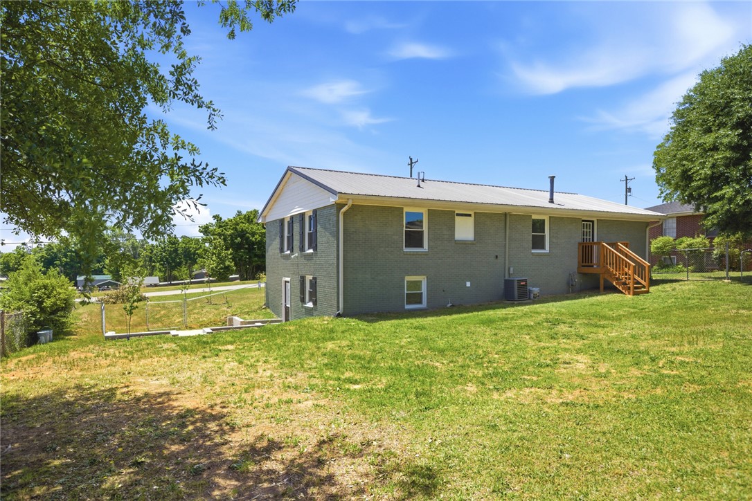 308 West South 5th Street Seneca, SC 29678 - Photo 4 of 42