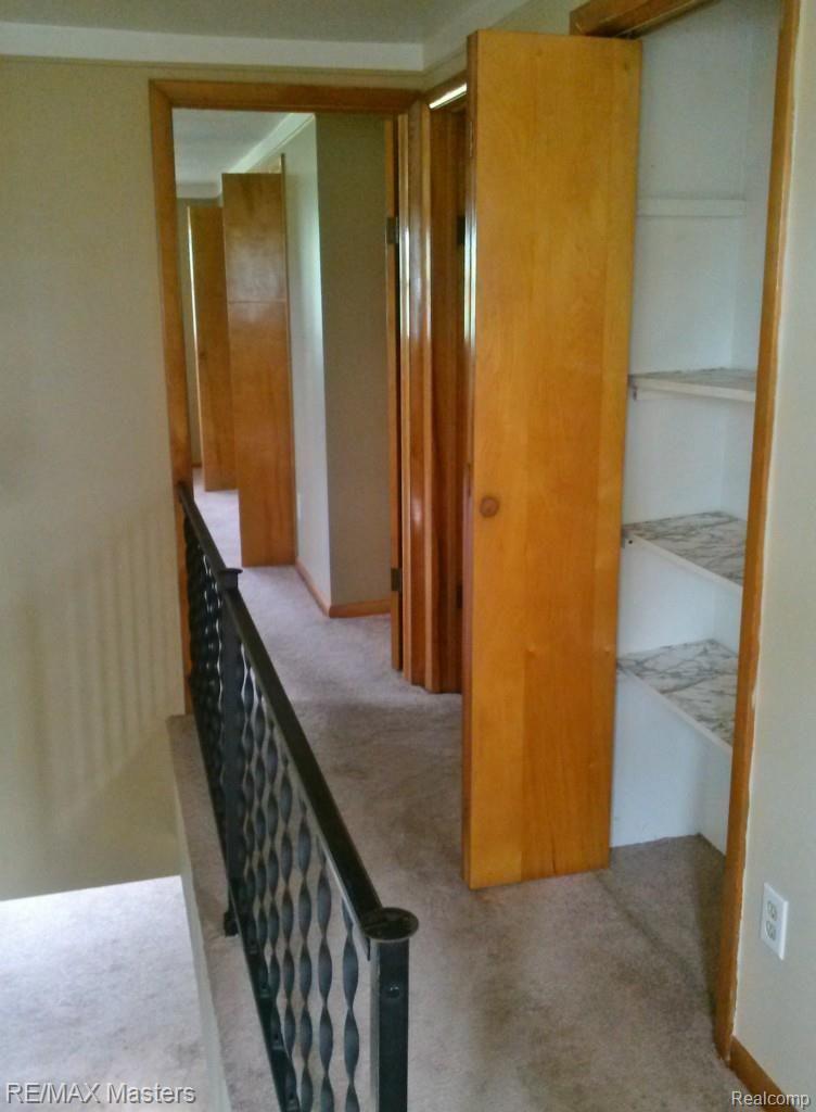 6575 Labo Road South Rockwood, MI 48179 - Photo 20 of 33 Upstairs hallway