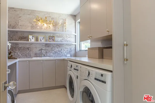 a view of kitchen with washer and dryer
