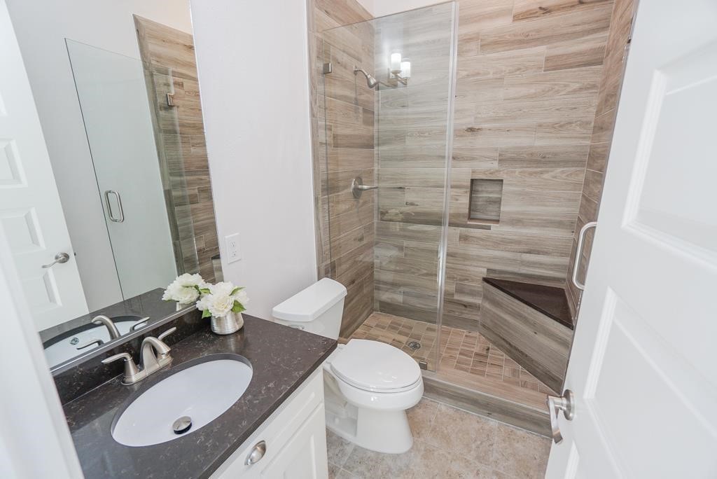 3351 Kilgore Street Houston, TX 77021 - Photo 15 of 25 a bathroom with a sink a toilet and shower