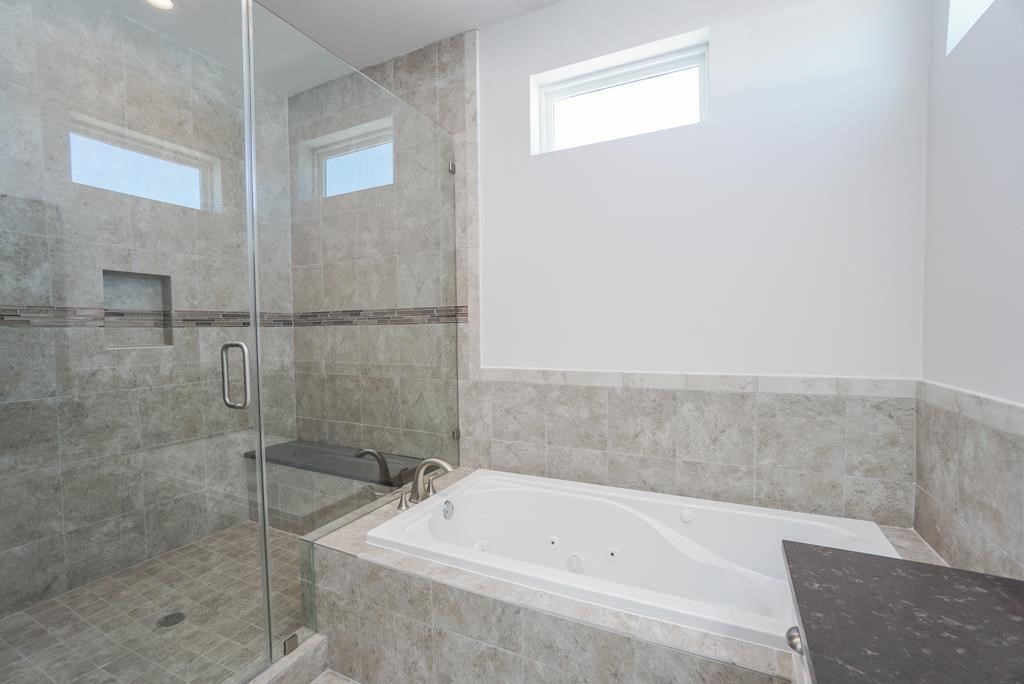 3351 Kilgore Street Houston, TX 77021 - Photo 18 of 25 a bathroom with a bathtub