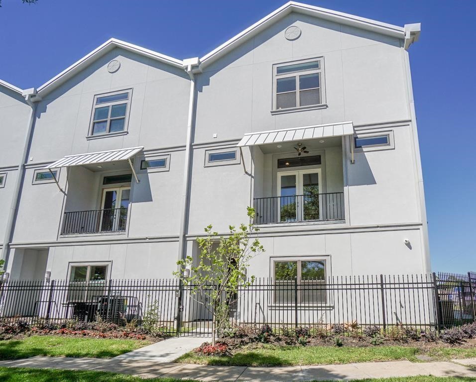 3351 Kilgore Street Houston, TX 77021 - Photo 2 of 25 a front view of a house with garden