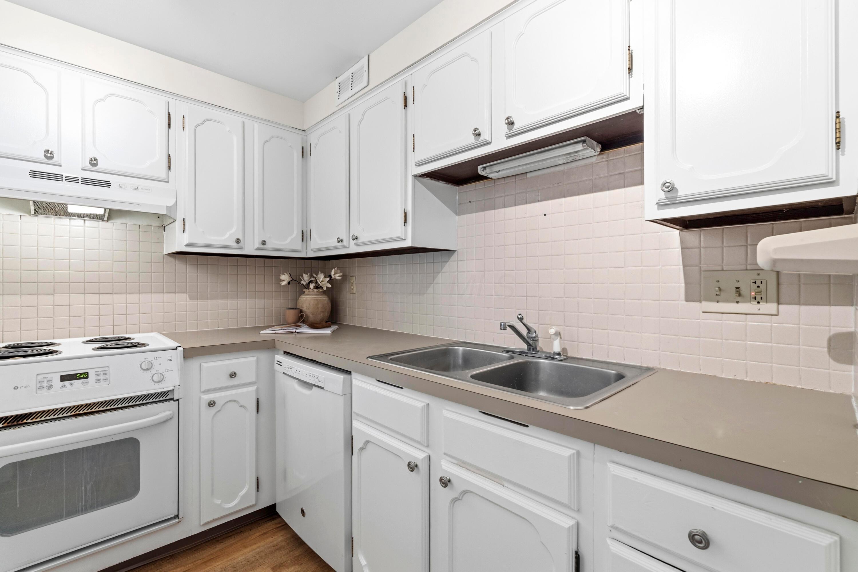 3600 Reed Road, Unit 4 Upper Arlington, OH 43220 - Photo 14 of 42 Kitchen