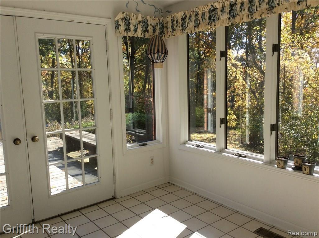 540 Timber Ridge Trail Howell, MI 48843 - Photo 19 of 60 Sunny cheerful 4 seasons room. Privacy and easy access to yard.