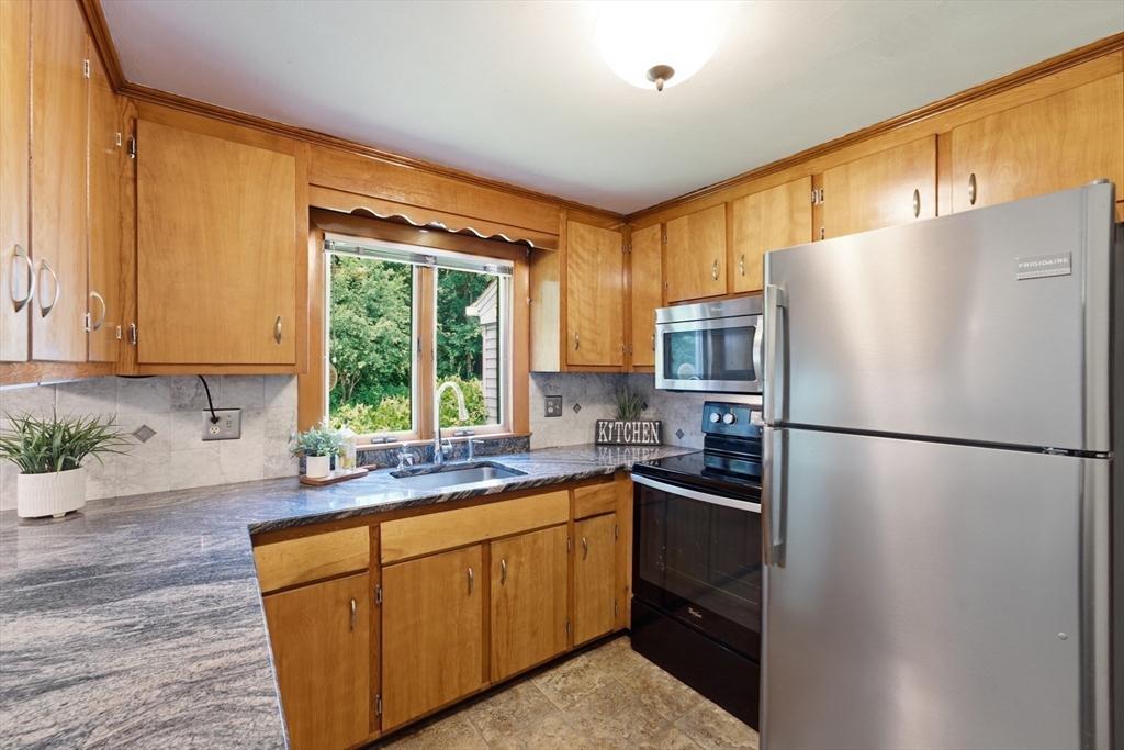 8 Helena Street Ludlow, MA 01056 - Photo 5 of 39