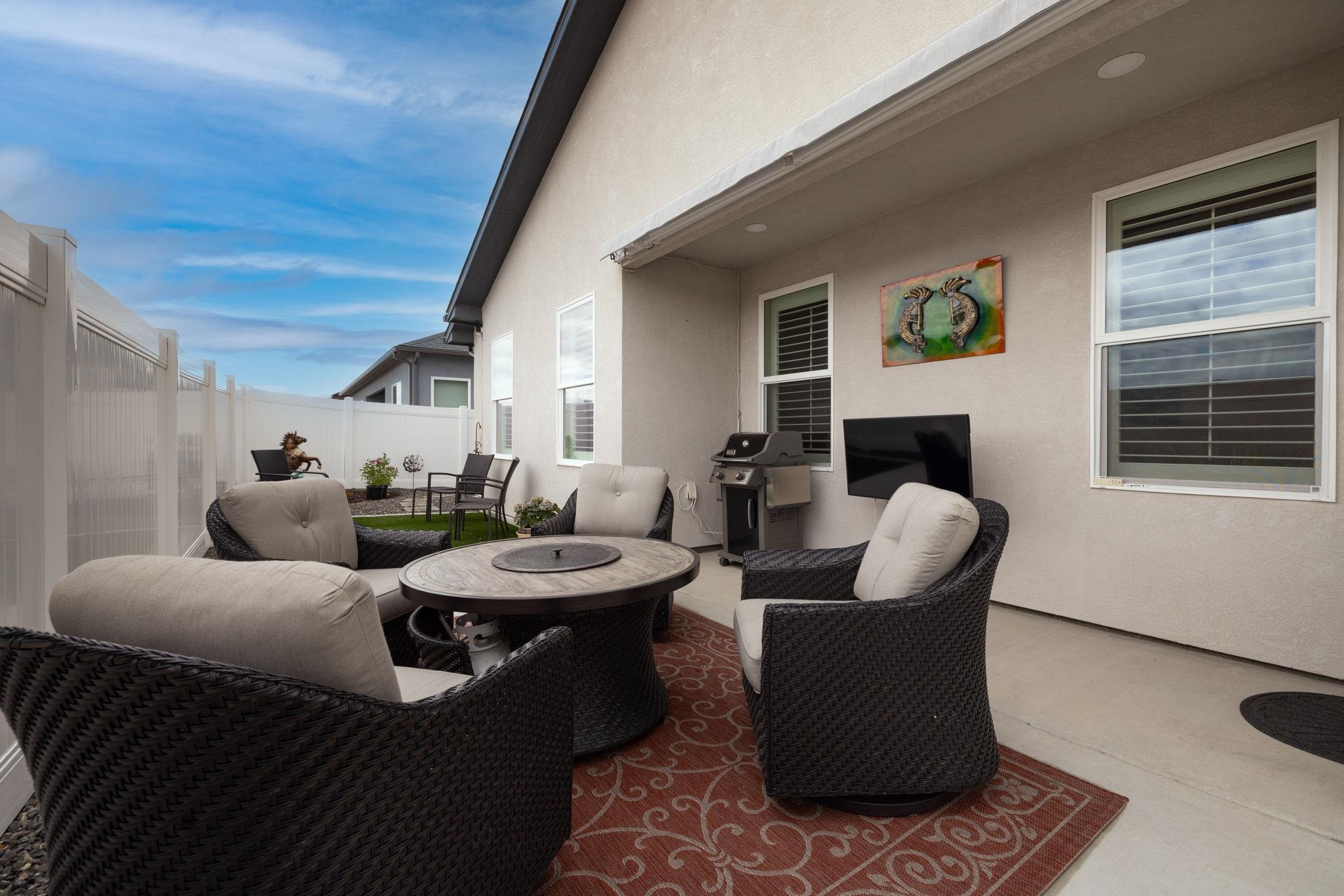 2454 Ross Road Grand Junction, CO 81505 - Photo 29 of 31 a living room with furniture rug and window