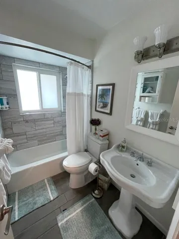 $2,100 | 1877 Southpointe Drive, Sarasota, FL 34231