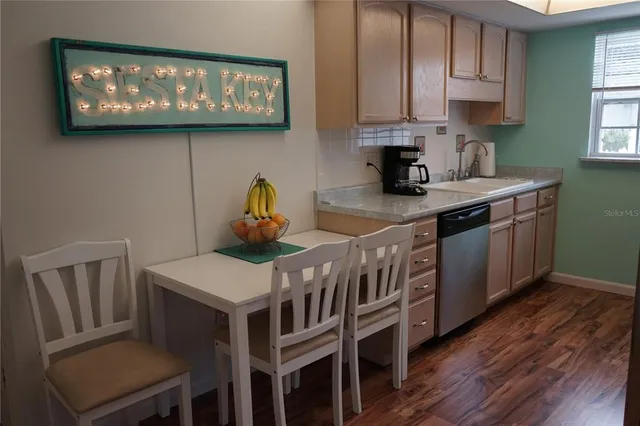 $2,100 | 1877 Southpointe Drive, Sarasota, FL 34231