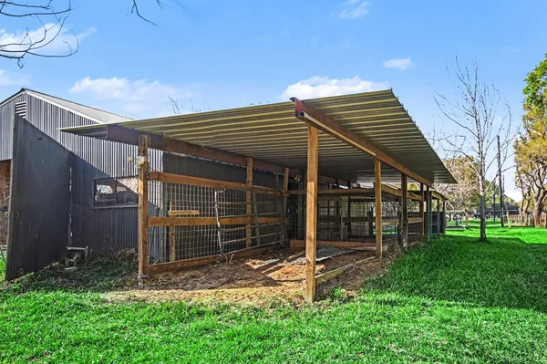 $475,000 | 21503 Pecan Bend Road, Damon, TX 77430