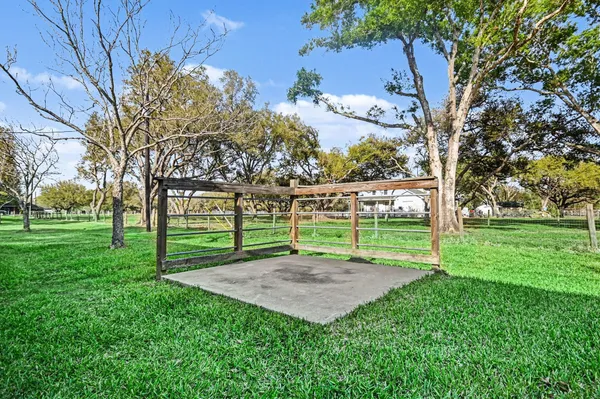 $475,000 | 21503 Pecan Bend Road, Damon, TX 77430