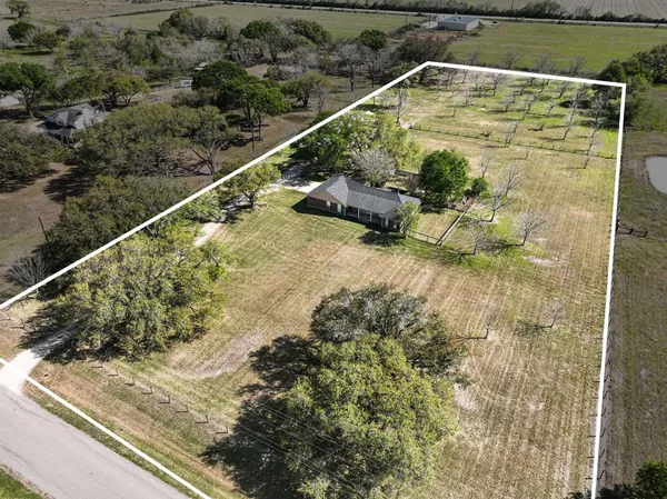 $475,000 | 21503 Pecan Bend Road, Damon, TX 77430