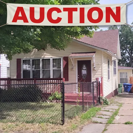 $1 | 752 9th Avenue South, Clinton, IA 52732