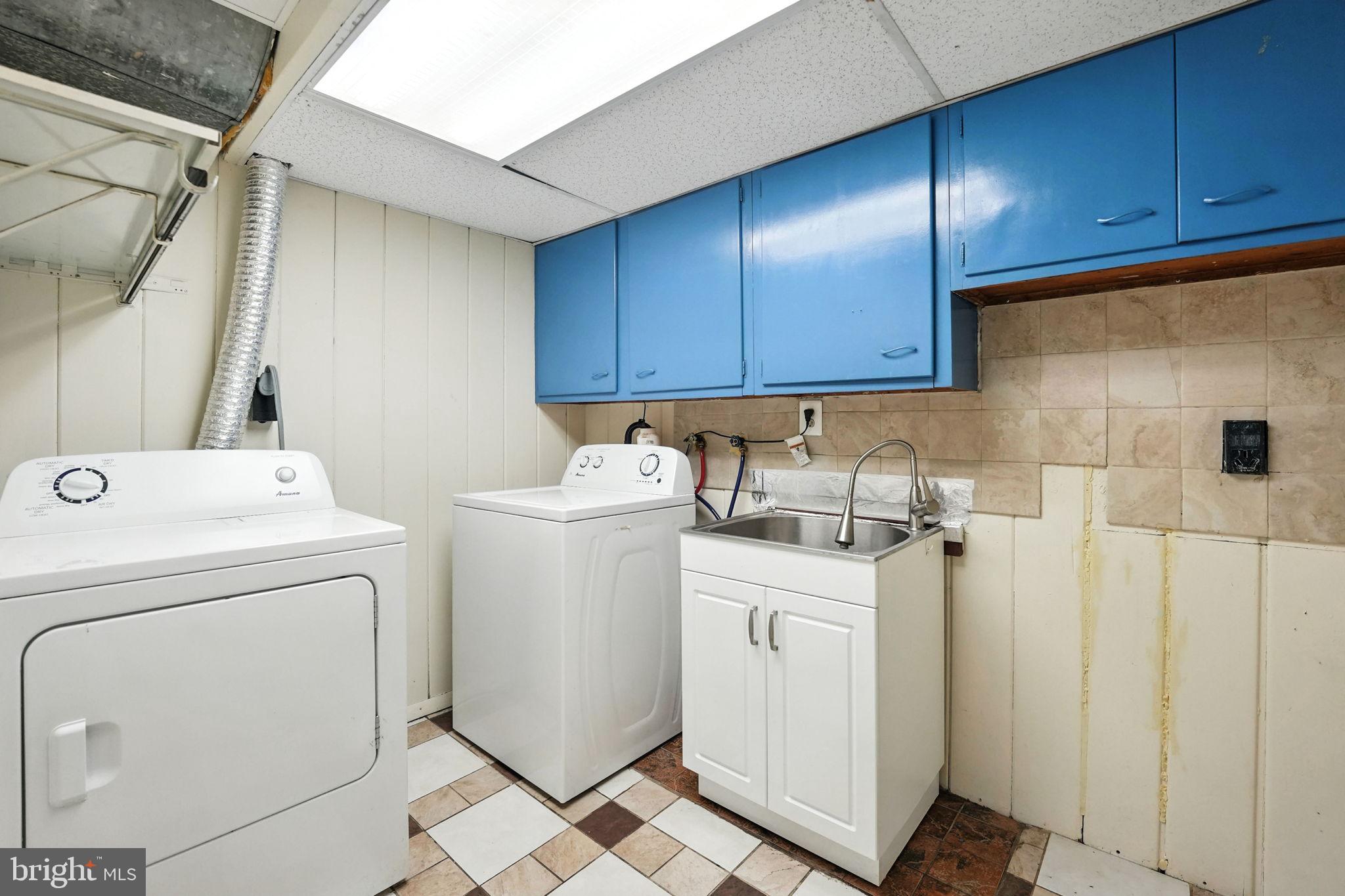 5206 Easton Drive Springfield, VA 22151 - Photo 23 of 39 a utility room with dryer and washer