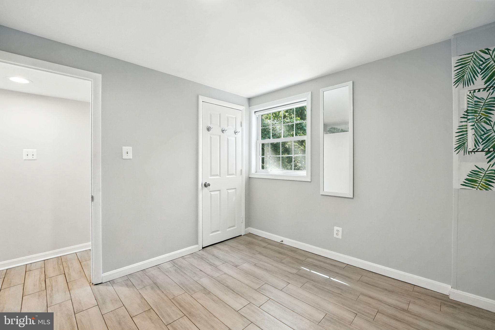 5206 Easton Drive Springfield, VA 22151 - Photo 32 of 39 an empty room with windows and closet