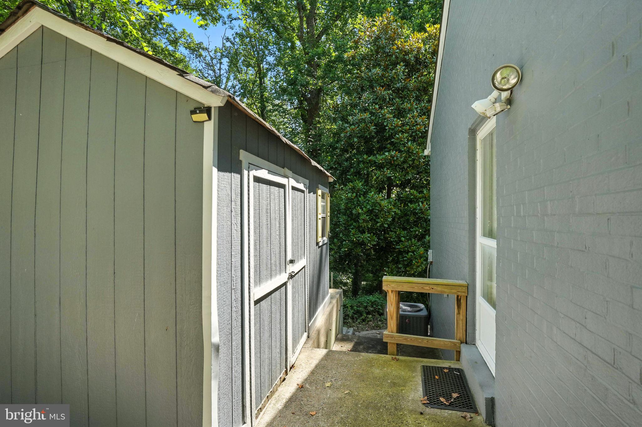5206 Easton Drive Springfield, VA 22151 - Photo 36 of 39 a backyard of a house