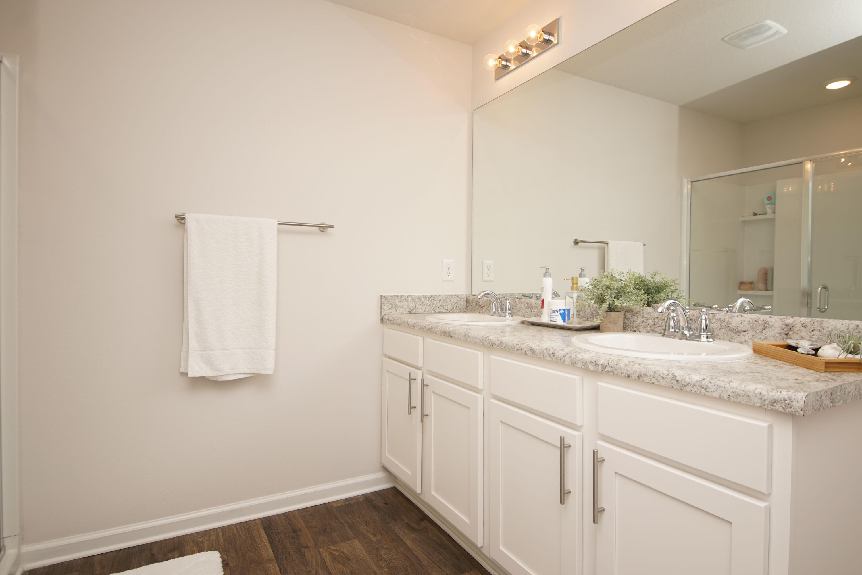 334 This Way Freeport, FL 32439 - Photo 33 of 56 a bathroom with a sink and a mirror