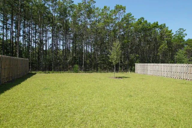 a view of a house with yard and porch
