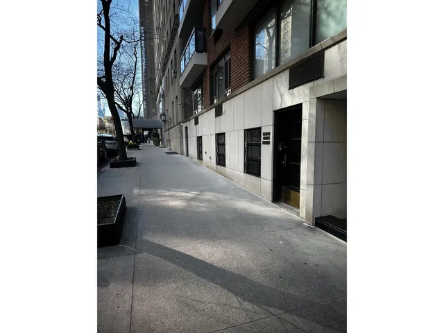 $640,000 | 750 Park Avenue, Unit 1C | Lenox Hill